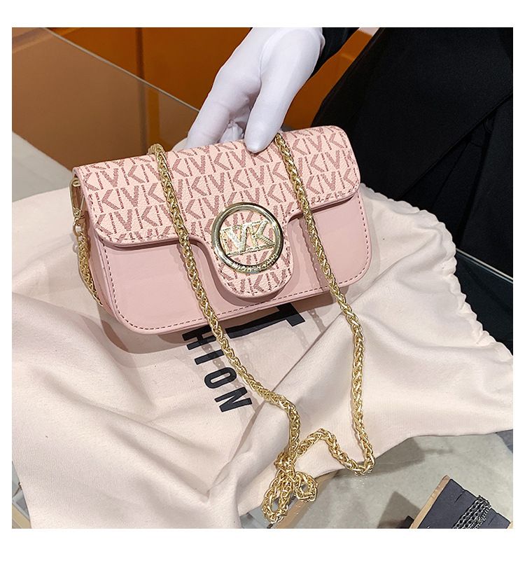 2023 Zomer Nieuwe Tas Damesmode Europese en Amerikaanse Contrast Bedrukte Ketting Een Schouder Crossbody Grote Capaciteit Kleine Vierkante Tas_voghion.com