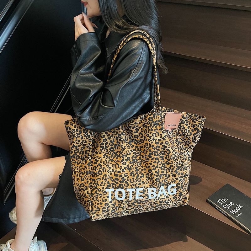 Zaino in tela coreano con stampa leopardata, grande capacità, borsa a tracolla singola da donna, molto venduta_voghion.com