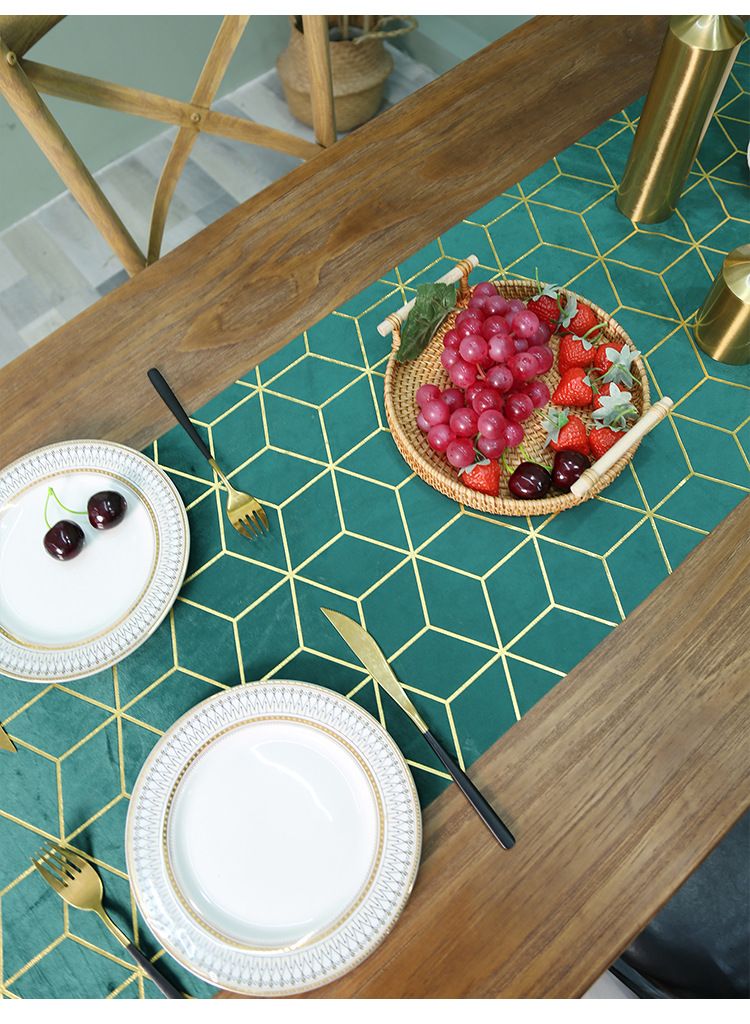 Nordischer minimalistischer Tischläufer aus Samt mit geometrischem Golddruck – elegantes Dekor für Ess- und Couchtische im Wohnzimmer_voghion.com