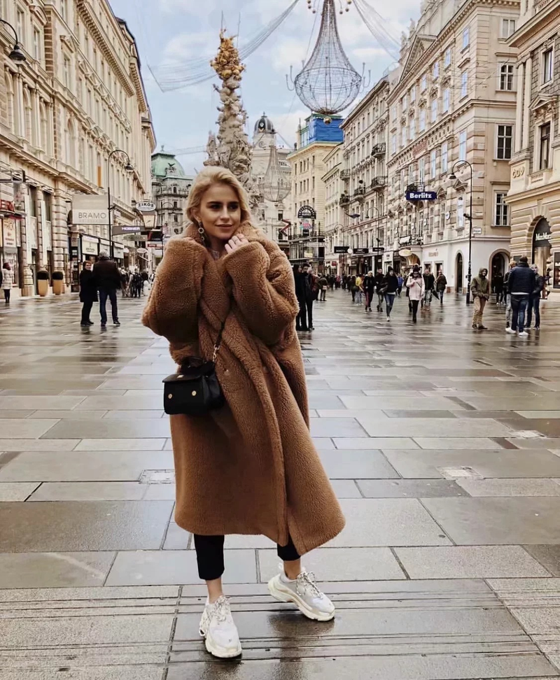 Cappotto da donna in lana di agnello sciolto di media lunghezza alla moda_voghion.com