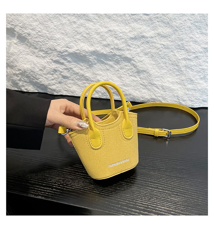 Borsa a secchiello da donna, alla moda, con tracolla monospalla, stile Candy Lover, con rossetto, da portare a spalla, rossa_voghion.com