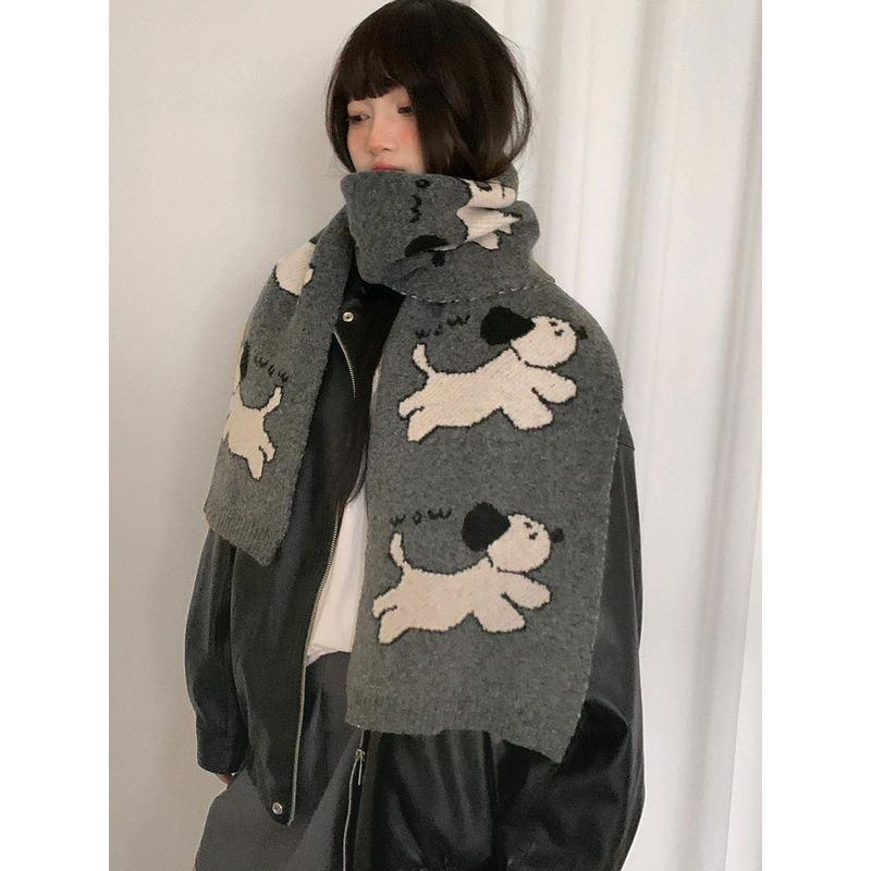 Cane simpatico cartone animato con donne in maglia di lana in stile coreano, creando un'atmosfera autunno inverno. Calda sciarpa versatile per_voghion.com