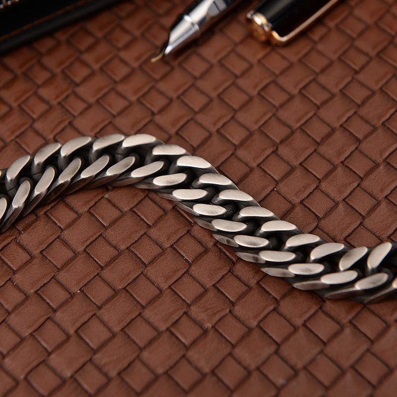 Bracciale creativo da uomo 2023 con doppia trama a quattro lati in titanio lucido e catena cubana_voghion.com