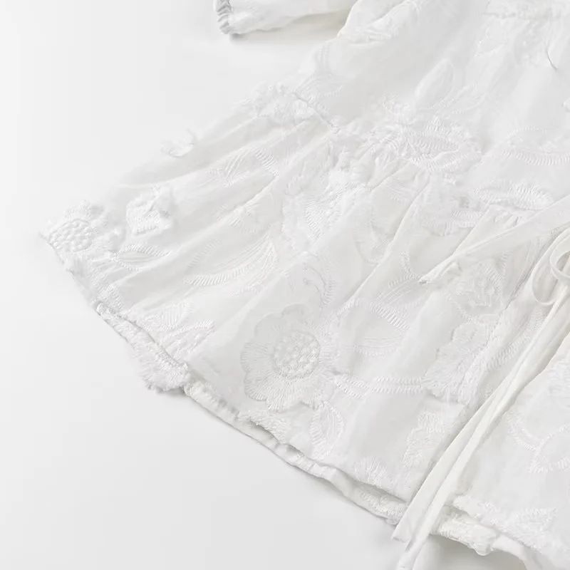 Camicia da donna Verve, nuova moda estiva 2025, versatile, con scollo rotondo, maniche a sbuffo, annodata sul davanti, pesante ricamo_voghion.com