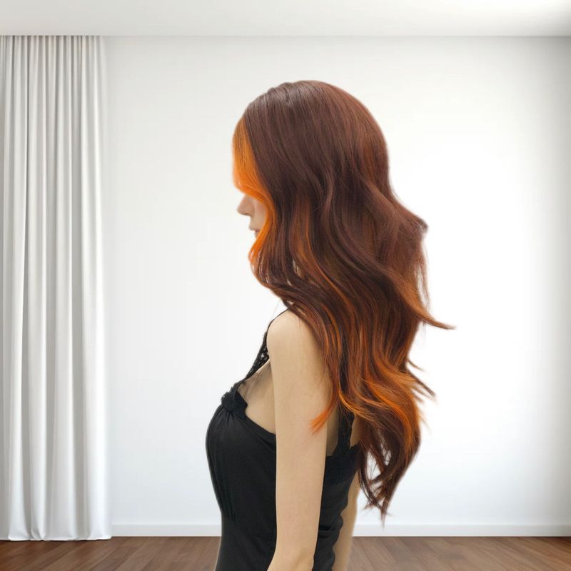 Eendeeleg Moudperück fir Fraen mat Pony, voller Kappschmuck, faarweg flamorange, laang gekrauselt Hoer_voghion.com