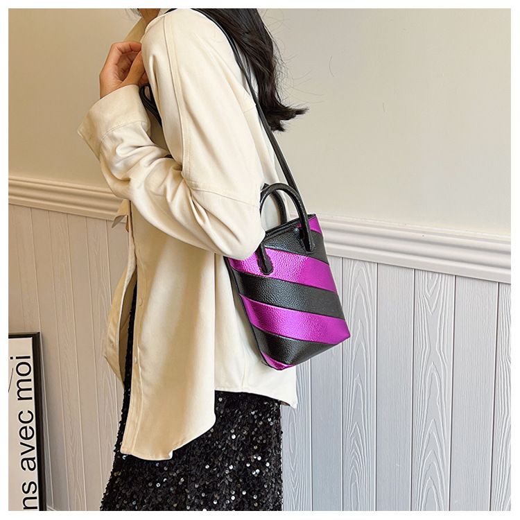 Damentaschen 2024 neue koreanische Version der Mode kontrastierende Farben im ausländischen Stil tragbare Damen-Umhängetasche kleine quadratische Tasche_voghion.com