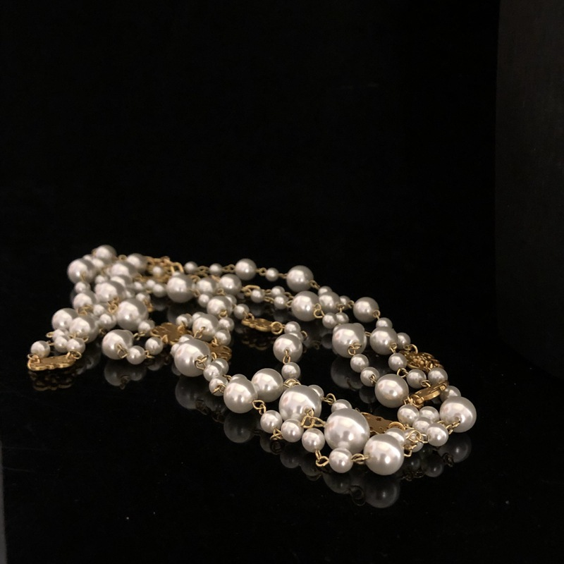 Niche de luxe légère automne et hiver multicouches pour femmes, chaîne de pull, collier de perles, design médiéval tendance, collier à chaîne suspendue haut de gamme_voghion.com