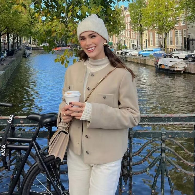 2025 Frühjahr/Herbst Neue Einreiher Rundhals Tasche Dekoration Weiche Kurze Langarm Mantel Für Frauen A19849_voghion.com