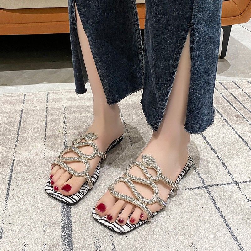 2024 Sandali con fondo piatto stile diamante d'acqua a forma di serpente nuovi capispalla estivi per mini pantofole da donna_voghion.com