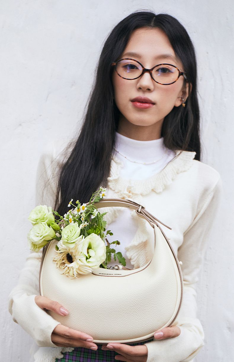 2025. aasta kevad/suvi kaldus õlaga poolkuu kujuline naiste kott, valge_voghion.com