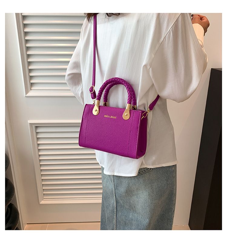 2024 Sommer Neue Mode Weben Handtasche Einzelne Schulter Crossbody Kleine Quadratische Damentasche Mischreihe_voghion.com