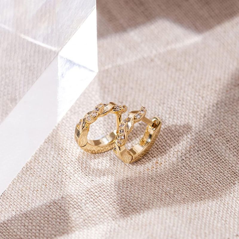 HOOPS Orecchini personalizzati a forma di 8 con diamanti per le donne Temperamento Orecchini a forma di ago dritto in oro 14k per le donne_voghion.com