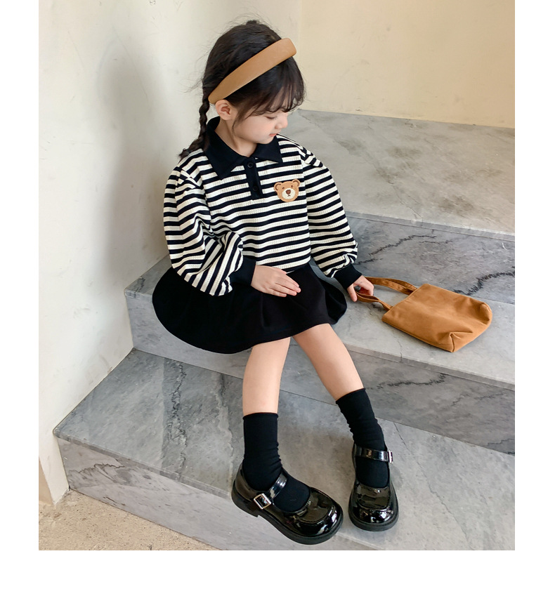 Versione coreana della nuova bambina autunnale del 2023 con felpa con cappuccio a forma di orsetto a righe e gonna corta a pieghe in due pezzi_voghion.com