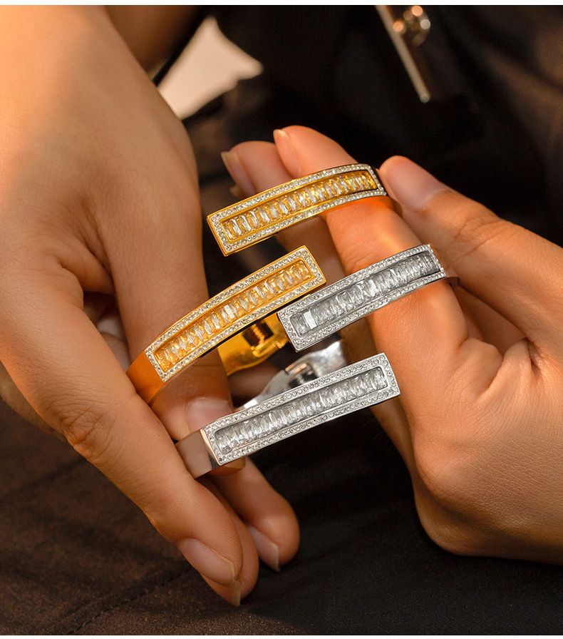 Ins Style Modisch Lässig Schlicht Nischenhohl Schmuck Personalisiertes Dia Intarsien Design Titan Stahl Temperament_voghion.com