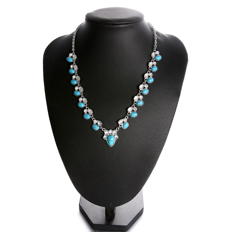Collana con fiore in stile bohémien, gioiello alla moda e unico con intarsi in turchese bianco_voghion.com