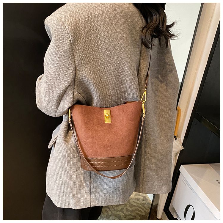 Matte Damen 2024 neue Crossbody Herbst und Winter Bucket Lock Nischendesign High-End-Umhängetasche_voghion.com