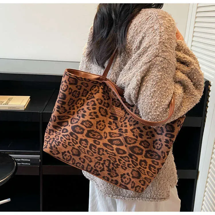 Designer Leopard Print Single Shoulder Canvas Large Capacity Tote Bags Trendy Fashion Commuter College Student Class Bag_voghion.com