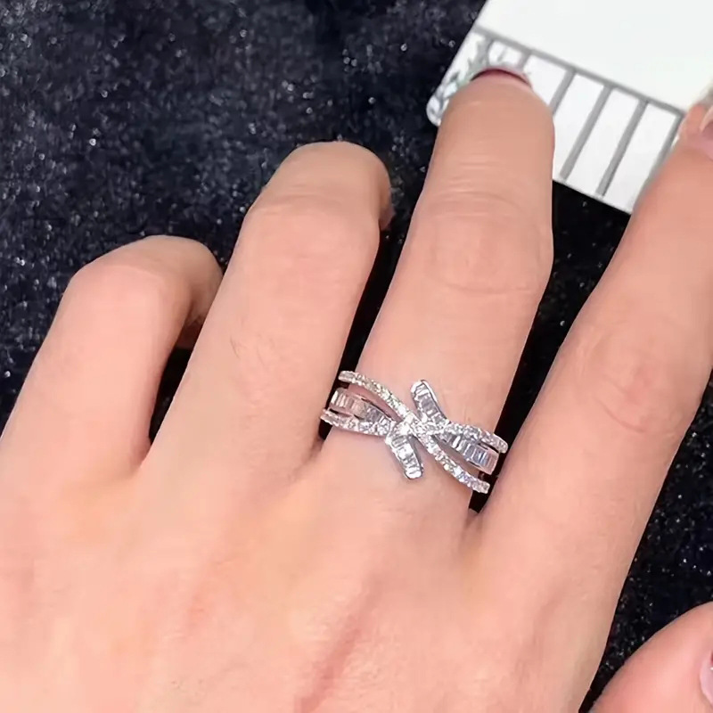 Cao Shis neuer glänzender Kopfschmuck, schwingende Armlinie, modischer Ehering, weiblicher Ring mit Gefühl für die Brautzeremonie_voghion.com