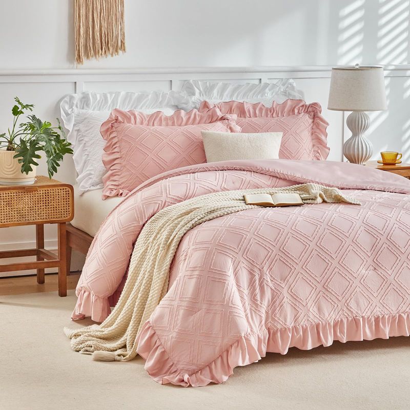 Light Pink Ruffled Diamond Embroidery Tufts Breathable Queen Size Comforter Sets, All-Season Down-Alternative 3-Piece Bedding Set_voghion.com
