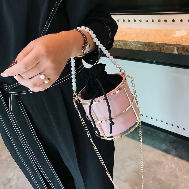 Articolo caldo Iron Art Hollow Drawstring Bucket New Ins Trend Pearl Handheld Chain Elegante borsa a tracolla_voghion.com
