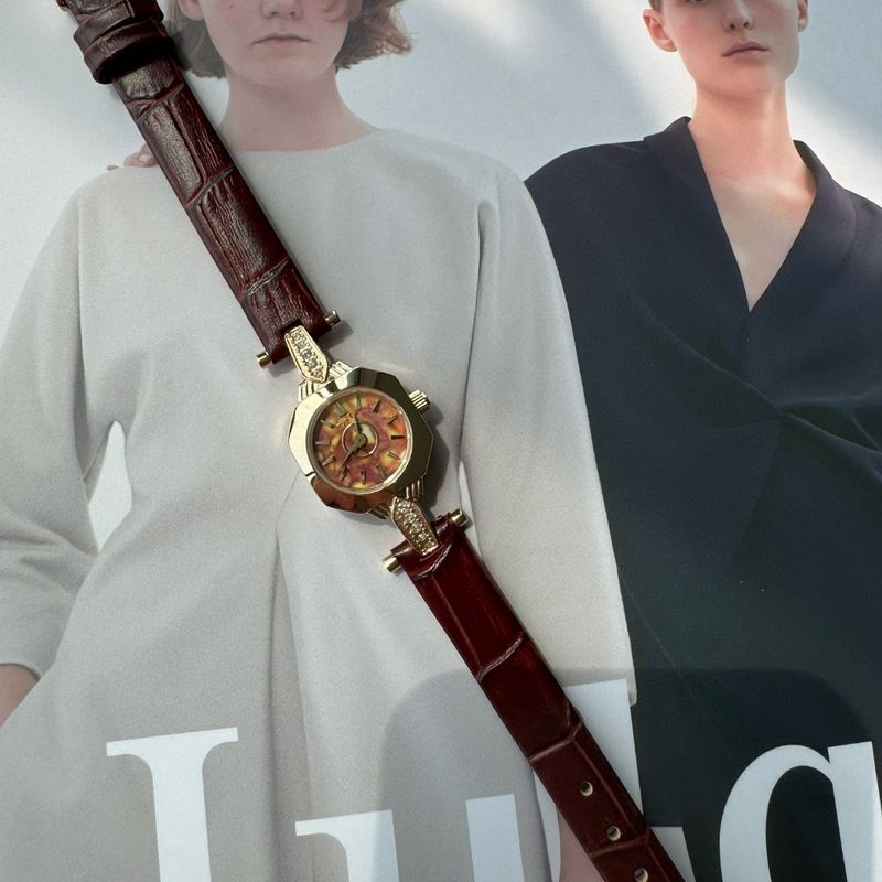 Orologio da polso da donna color noce, edizione limitata estiva 2025, al quarzo con quadrante in madreperla e ambra lampeggiante_voghion.com