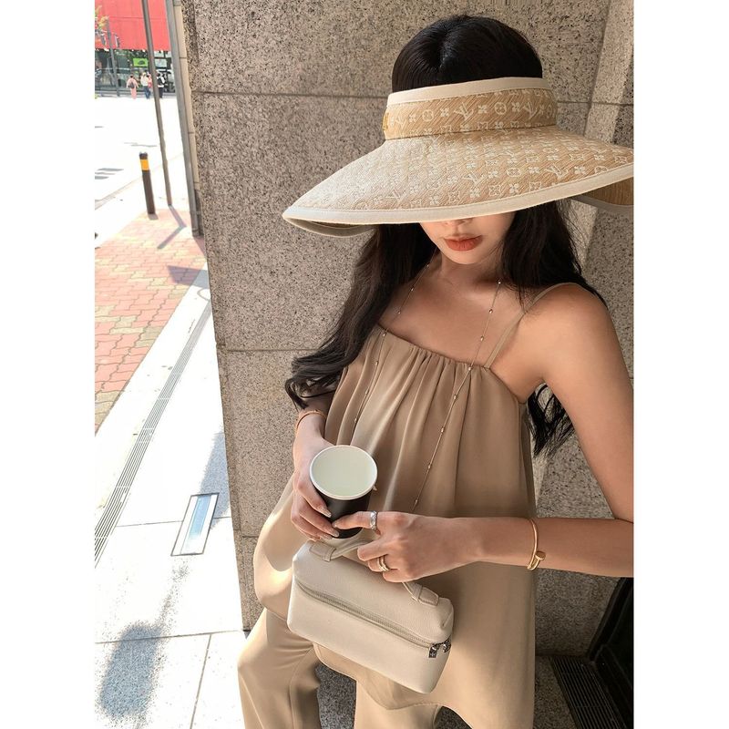 Ensemble été 2025 style coréen élégant : débardeur épaules dénudées et pantalon évasé taille haute._voghion.com