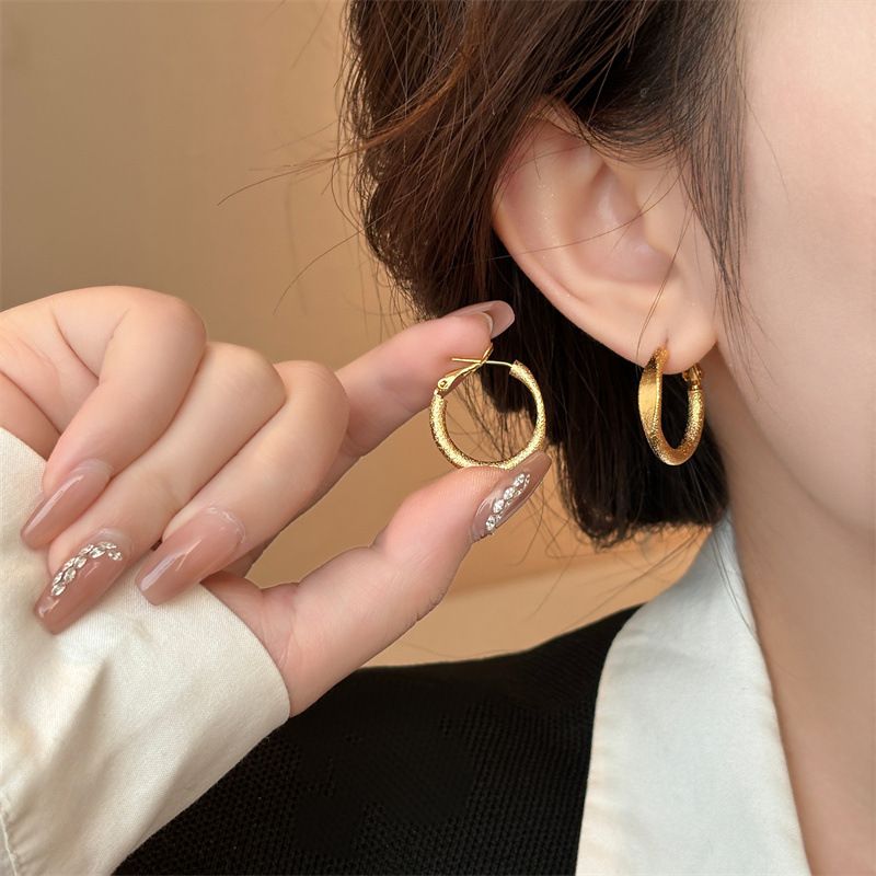 Ago d'argento Metallo Vento Circolare Geometrico Moda Pendolarismo Semplicità Semplice Cerchio Personalizzato Temperamento Di Alta Gamma_voghion.com