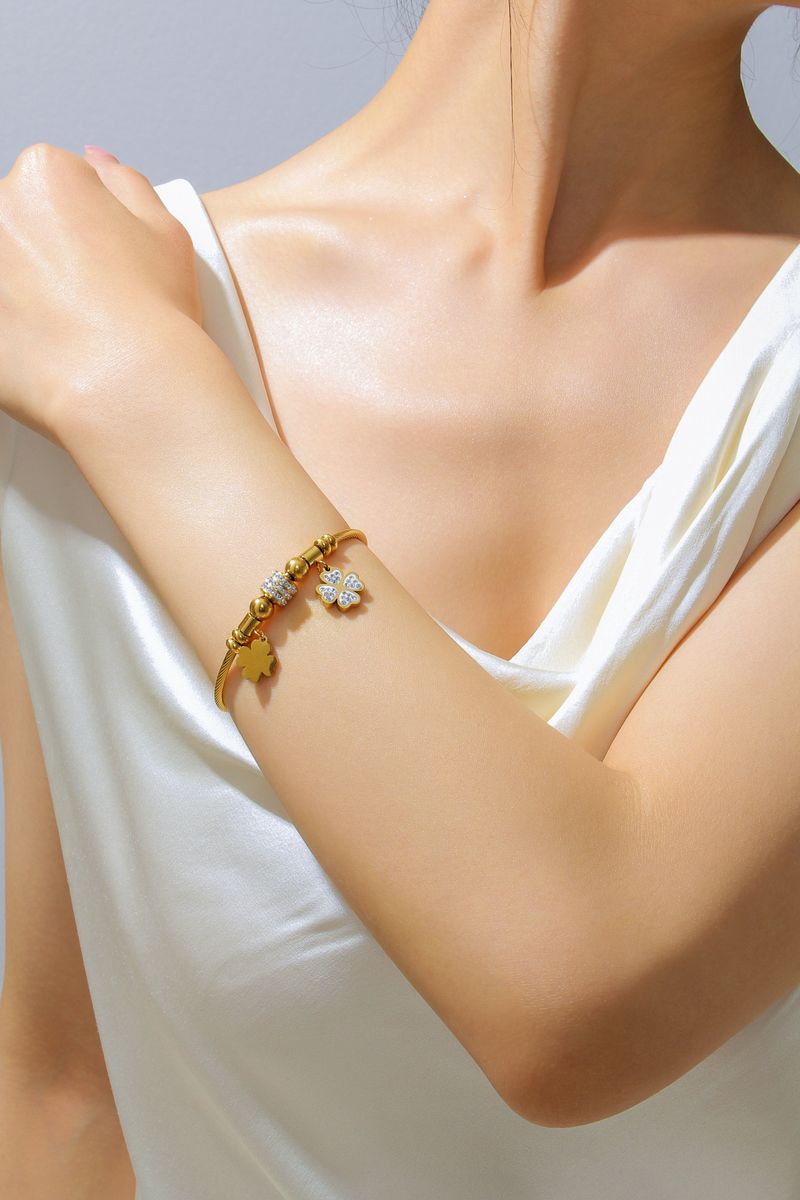 Bracciale rigido Denity in acciaio inossidabile placcato oro con motivo a trifoglio lunare, ideale come regalo per donne e ragazze adolescenti._voghion.com