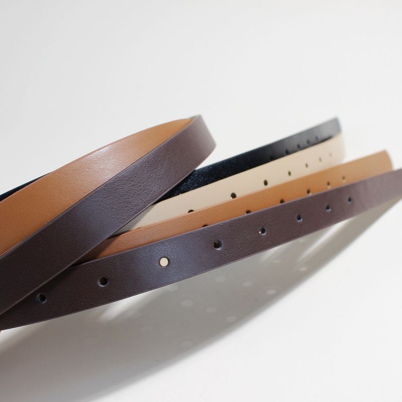 Slankt læderbælte til kvinder - Minimalistisk justerbar linning til jeans og kjoler (2,2 cm bredde, sort/brun) | Moderigtigt basistilbehør_voghion.com