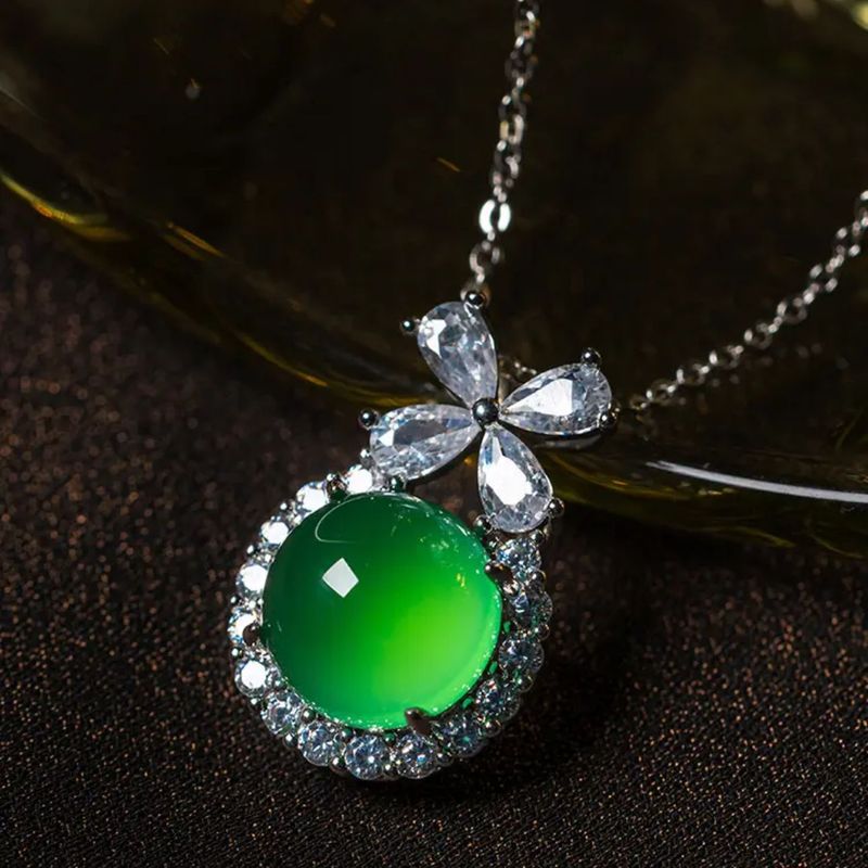 Nuova collana "Madagascar Escape Princess" intarsiata con pietra di giada a forma di cuore rotondo in calcedonio placcato argento._voghion.com