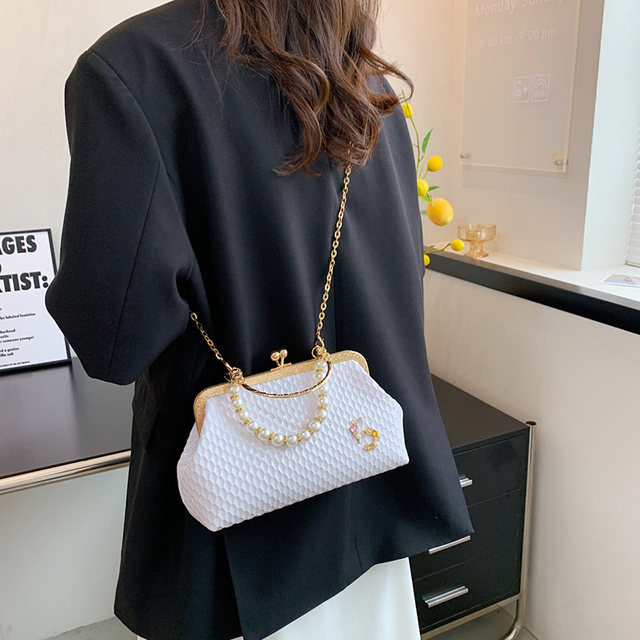 2023 Borse a tracolla di minoranza francese da donna di lusso Borse a tracolla in oro Moda Catena di perle Clip di conchiglia Piccola borsa Eveing Clutch_voghion.com