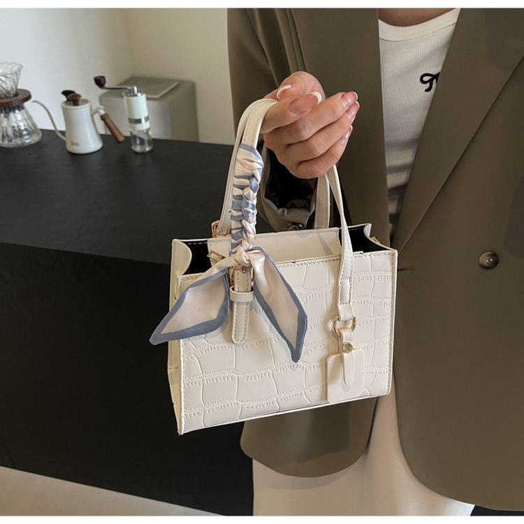 2024 New Large Capacity Handheld Fashionable Casual Commuter Single Shoulder Crossbody Mom Texture Women's Square Bag_voghion.com