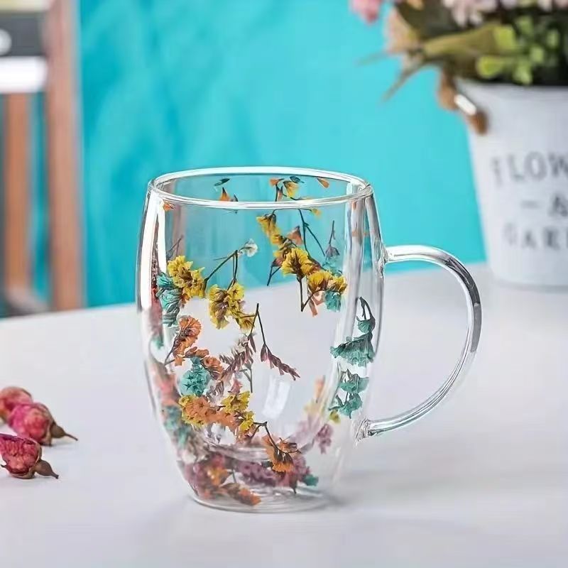 Doppelschichtiger Glasbecher mit getrockneten Blumen – 400 ml, hitzebeständiger Becher (handgefertigtes Blumendesign mit bequemem Griff und Goldrand)_voghion.com