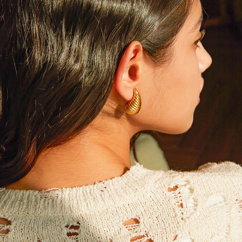 Orecchini da donna in acciaio inossidabile con gocce d'acqua in titanio e oro_voghion.com