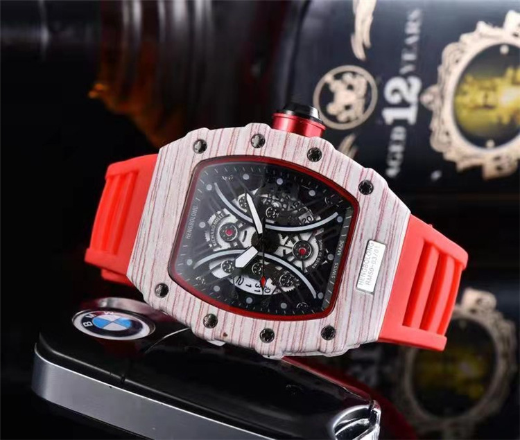 2021 neue tonnenförmige Holzmaserung Herrenuhr, modische hohle Geisterkopf-Quarzuhr_voghion.com