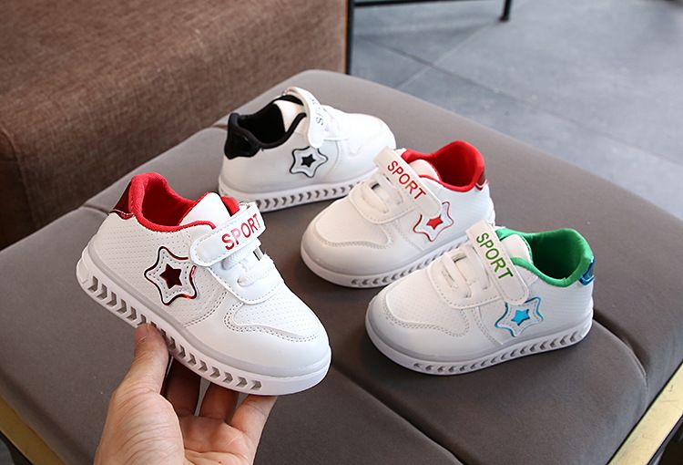 Chaussures de sport lumineuses pour enfants, édition coréenne, petites étoiles blanches à cinq branches, chaussures de marche pour bébés étudiants, nouvelle collection 2024_voghion.com