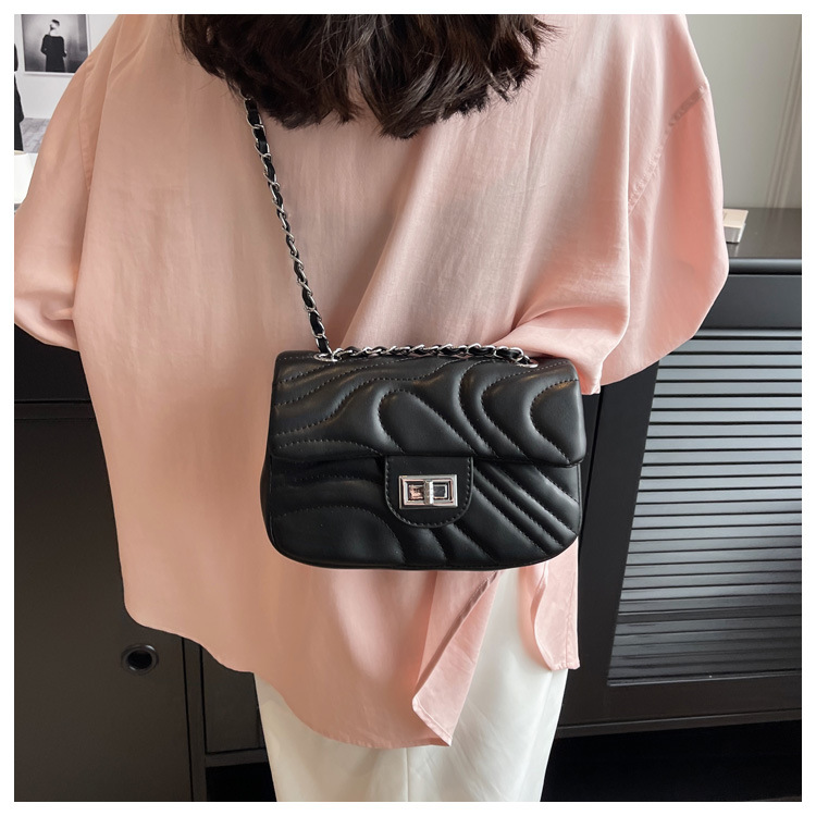 Tegoroczne popularne są uniwersalne damskie torebki na wiosnę i lato. 2024 nowa moda i faktura łańcucha crossbody dla kobiet małe_voghion.com