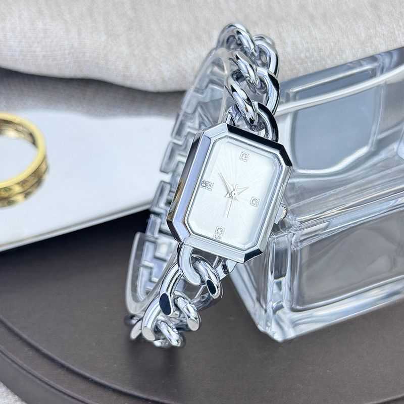 Orologi da donna Nuovo orologio a catena Bracciale rettangolare Orologio al quarzo da donna con diamanti Lusso leggero Tutto abbinato Nicchia Piccola fragranza Stile Orologio in oro_voghion.com