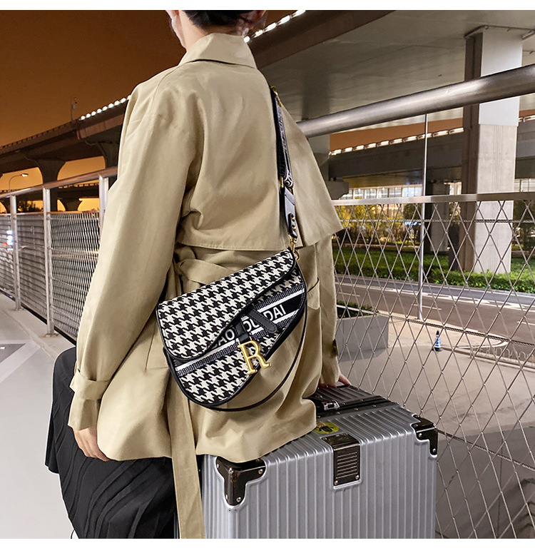 Borsa da sella a colori contrastanti di tendenza transfrontaliera 2023 nuova borsa a tracolla in stile straniero con stampa leopardata a lettera semplice estiva per le donne_voghion.com