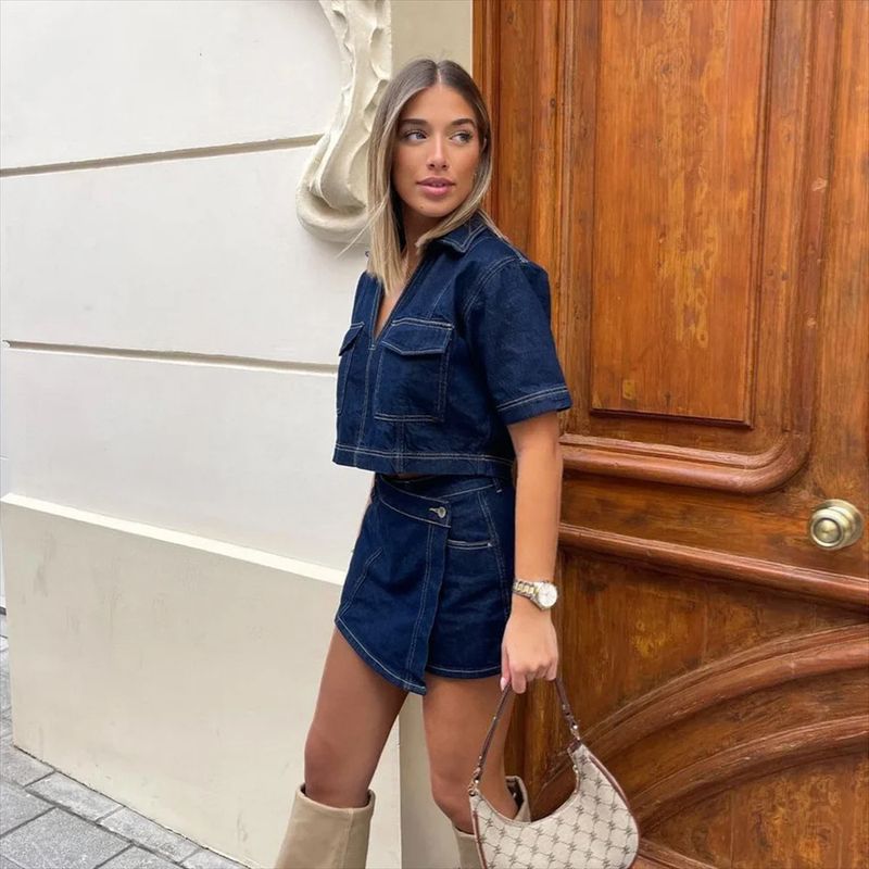 Completo in denim doppiopetto da donna - Camicia corta con scollo a V e pantaloncini con gonna a vita alta, casual streetwear, due pezzi_voghion.com