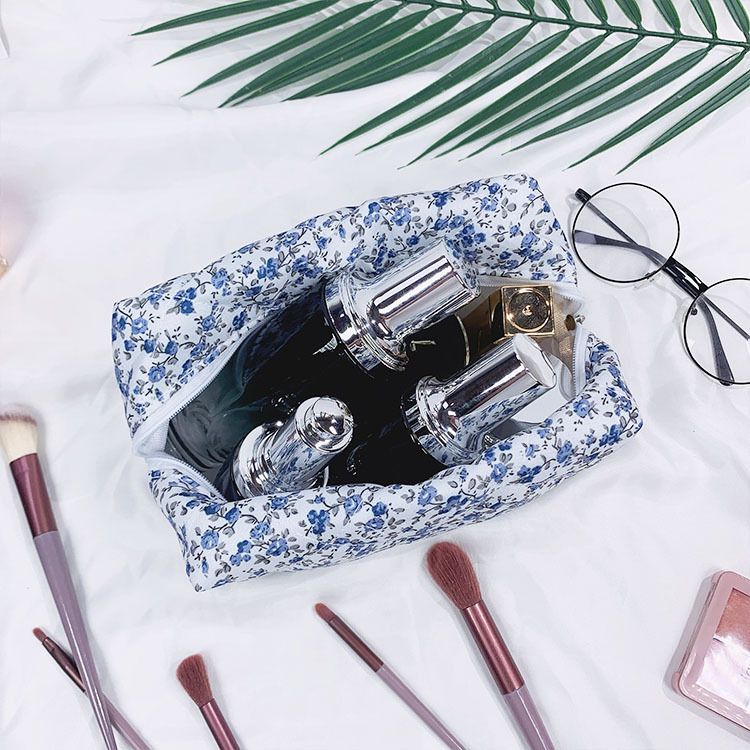Make-up-Tools Zubehör Gesteppte Stickerei Kleine Blumenkosmetiktasche Große Kapazität Tragbare Baumwollhandtasche Frische und einfache Waschtasche_voghion.com