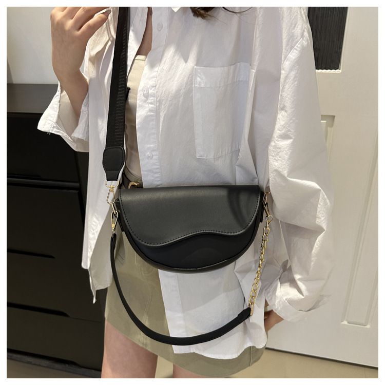 Piccola borsa a mano per donna 2024 nuova borsa a tracolla singola alla moda primavera ed estate, design di nicchia, tracolla larga,_voghion.com