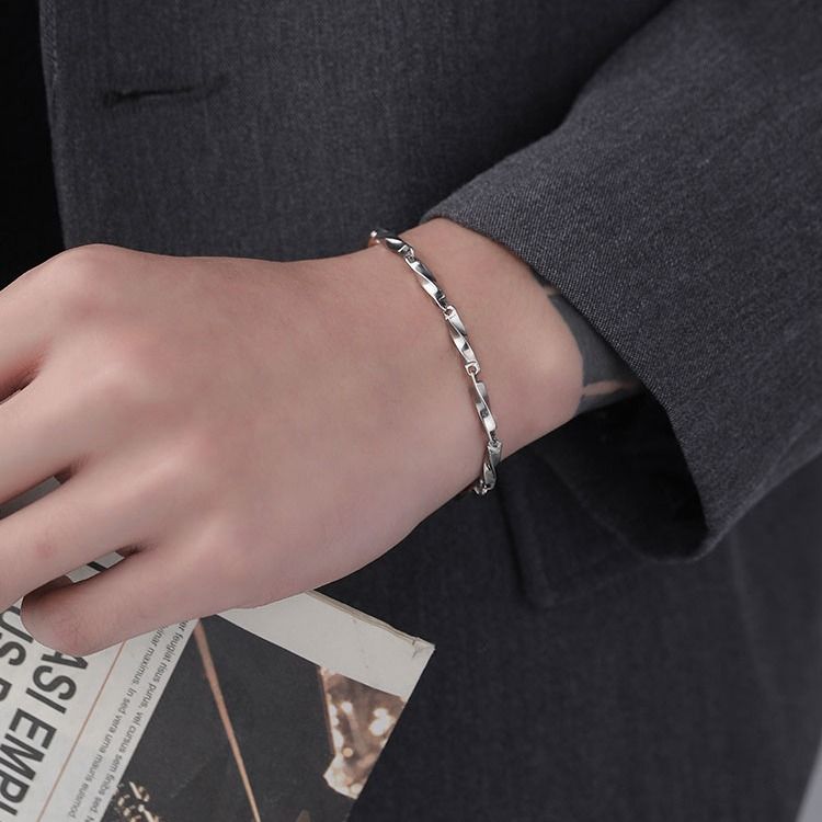 Bracciale in acciaio al titanio da uomo, versatile, semplice e in stile minimalista, di design di nicchia INS alla moda._voghion.com