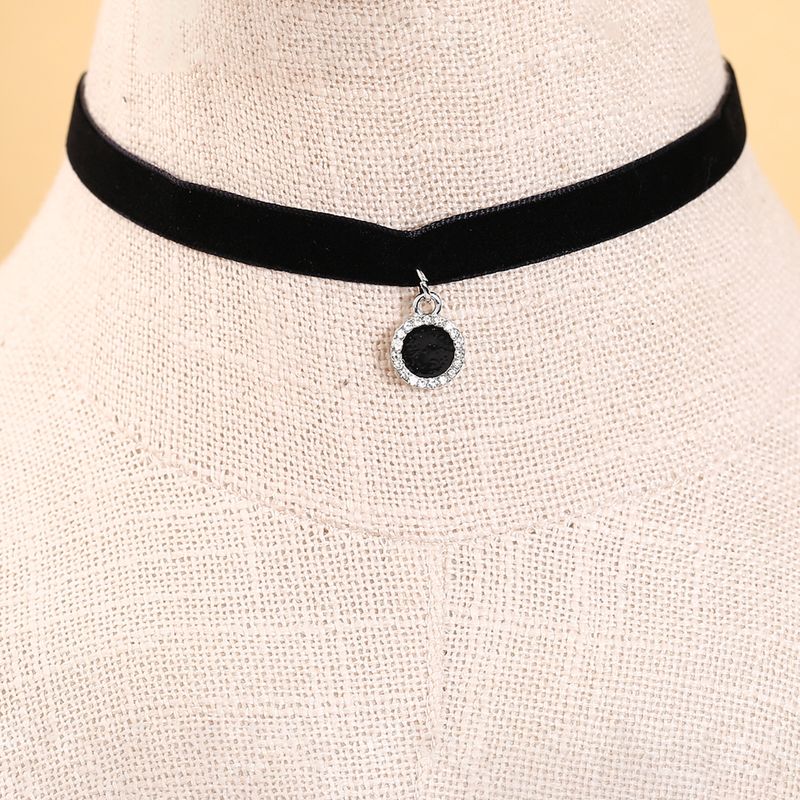 Europäischer und amerikanischer grenzüberschreitender Schmuck: Kurze, schlichte, diamantbesetzte Herz-Halskette mit vierblättrigem Kleeblatt und Kreuz._voghion.com