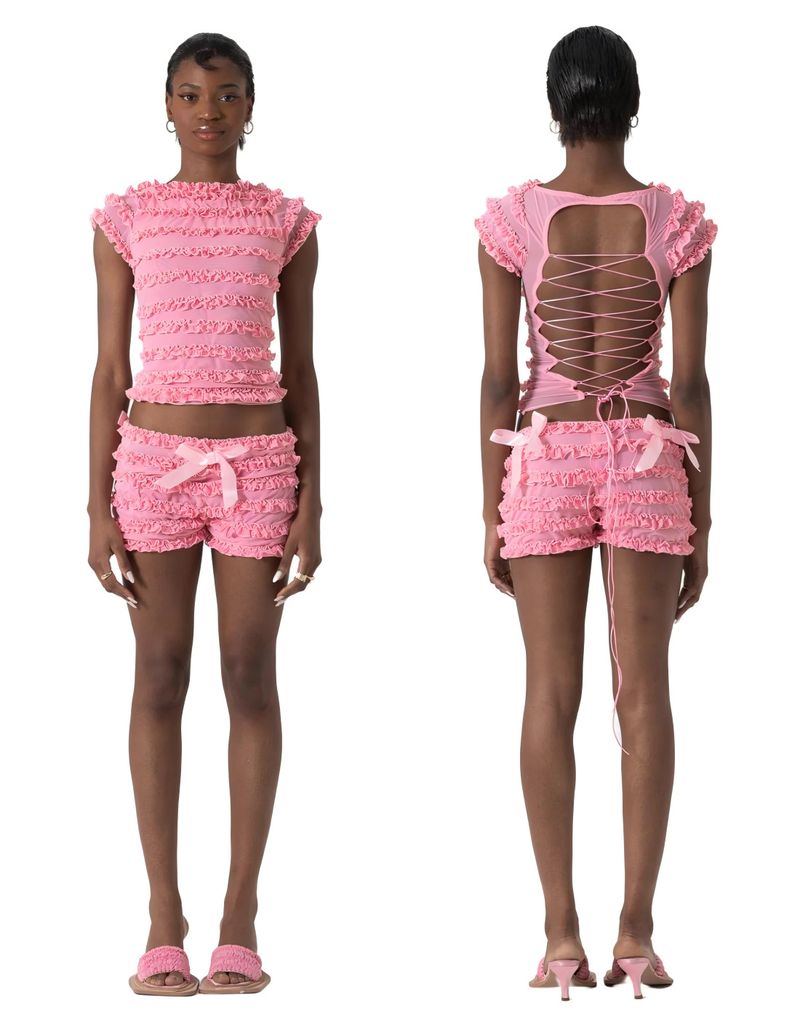 Zoete pittige meid met paddenstoelrand, tanktop met uitgeholde bandjes, zomer- en kanten shorts voor dames, twee stuks_voghion.com