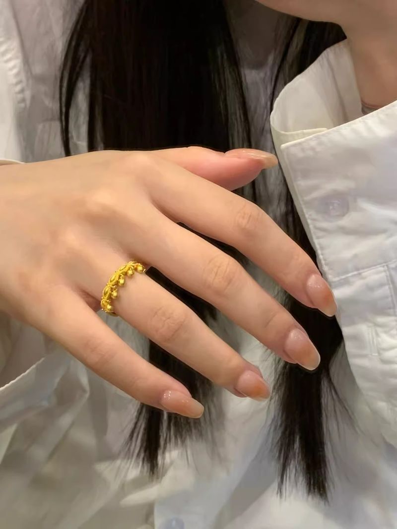 Bague en or sable de même style avec petit livre rouge, petite perle ronde, anneau de niche avec pompon, anneau d'index_voghion.com