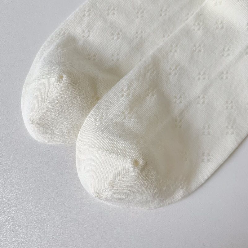 Calzini estivi senza cuciture da donna, a metà polpaccio, in cotone bianco con interno in rete sottile color crema_voghion.com