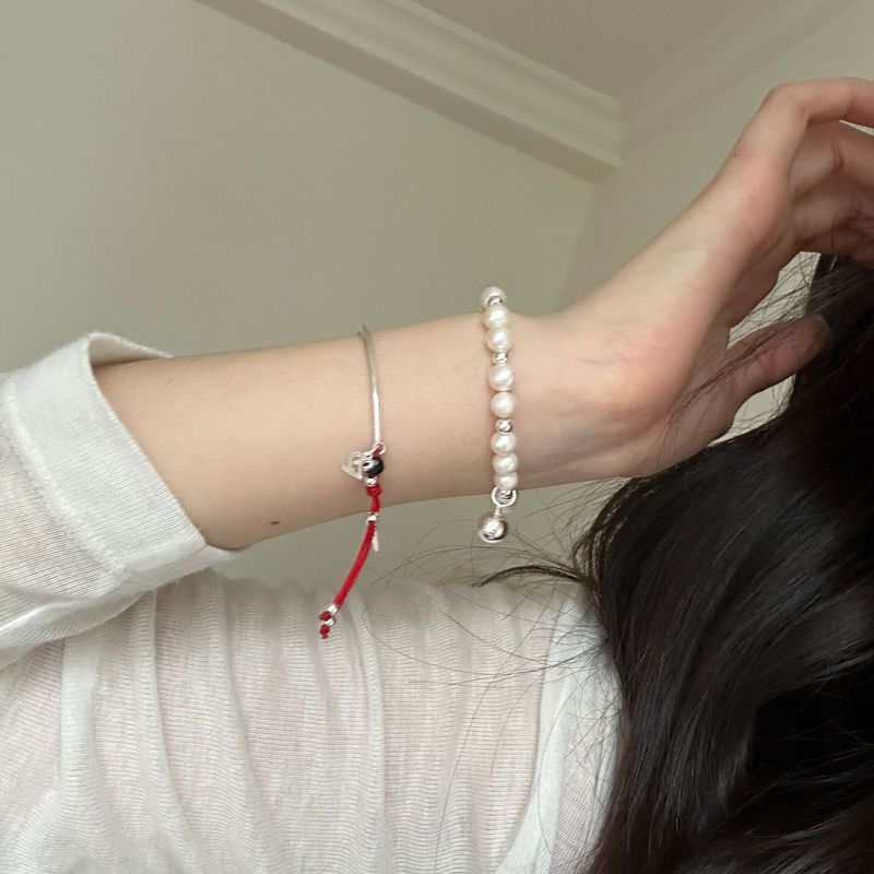 Pulsera de plata pura con diseño en capas de perlas de hilo rojo. Nueva primavera 2024. Versátil y moderna._voghion.com