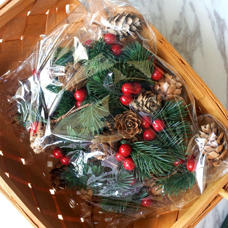 Χριστουγεννιάτικη διακόσμηση Πευκοβελόνα Χριστουγεννιάτικο δέντρο Αξεσουάρ από κουκουνάρι Διακόσμηση κουτιού δώρου Πευκοβελόνα Στέλεχος μούρων_voghion.com