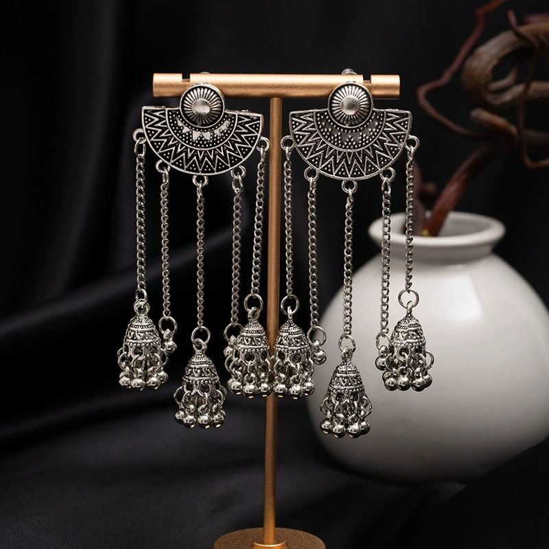 Boho-Quastenohrringe im Ethno-Stil mit hochwertigen geschnitzten Blumen und halbrunden Glockenanhängern_voghion.com